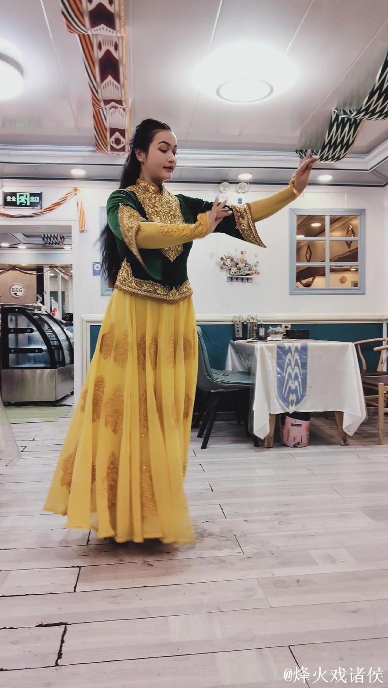 亚当斯社媒晒照：今天战斧劈扣，赛后奖励自己吃中餐羊肉串